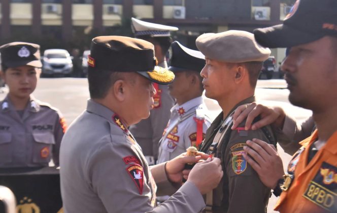 
 Penyematan pita tanda Operasi Lilin Krakatau 2024 oleh Kapolda Lampung, Irjen Pol Helmy Santika, Jumat 20 Desember 2024 | Dok. Humas Polda Lampung.