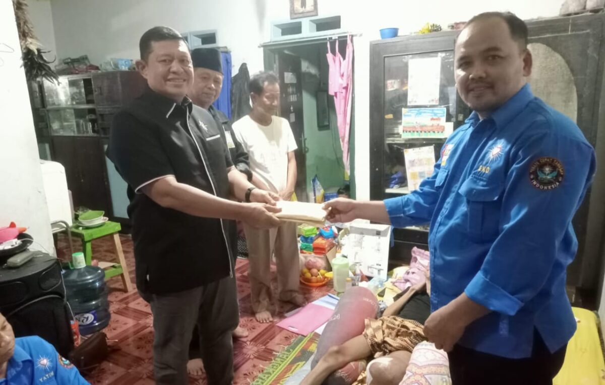 Penyerahan Donasi PSHT Lampung kepada pelajar derita Kanker di Kota Agung, Tanggamus, Kamis 19 Desember 2024.