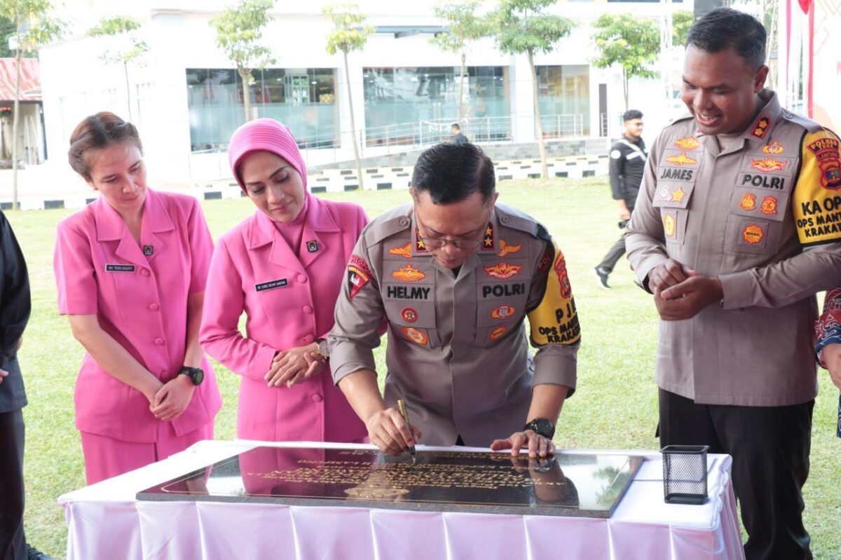 Kapolda Lampung saat meresmikan Pelayanan Kepolisian (MPK) “Tatag Trawang Tungga” di Mapolres Tulang Bawang, Jumat (20/12/2024).