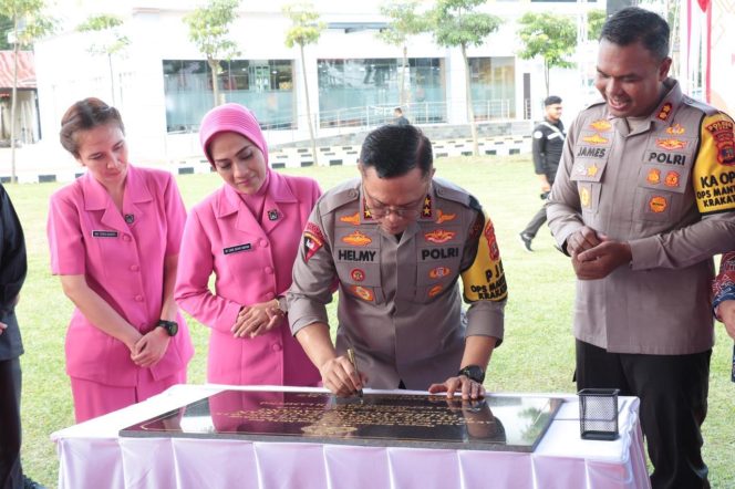 
 Kapolda Lampung saat meresmikan Pelayanan Kepolisian (MPK) “Tatag Trawang Tungga” di Mapolres Tulang Bawang, Jumat (20/12/2024).