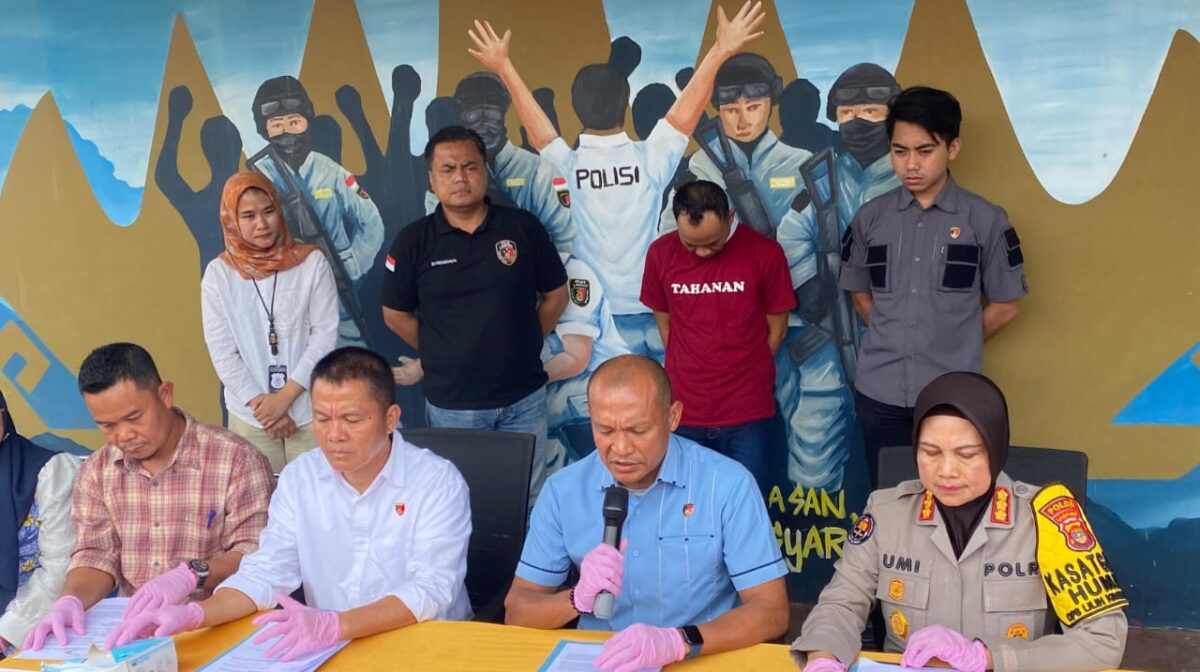 Polda Lampung saat menggelar Konferensi Pers penangkapan ASN tersangka pencabulan anak dibawah umur, Sabtu 21 Desember 2024 | Dok. Humas Polda Lampung.