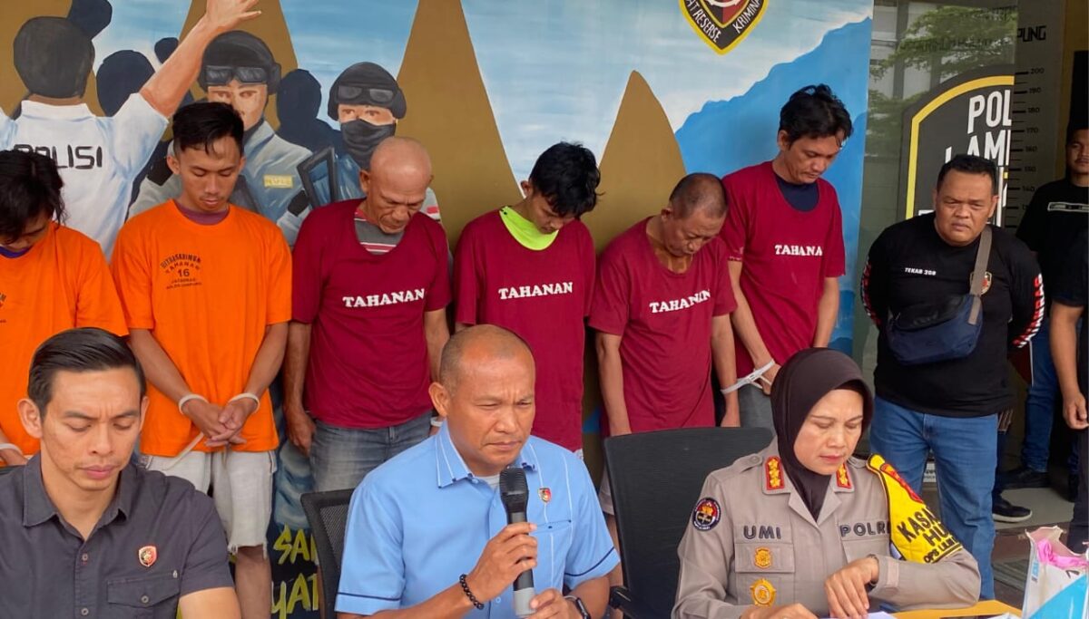 Para pelaku pungli saat dihadirkan dalam konferensi pers Polda Lampung, Sabtu 21 Desember 2024 | Dok. Polda Lampung.