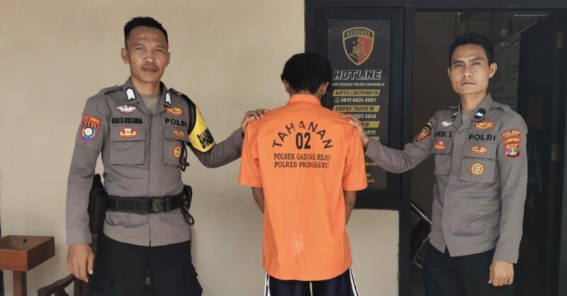 Tersangka RP sebelum dijebloskan ke sel tahanan Polsek Gading Rejo, Pringsewu, Sabtu 21 Desember 2024 | Dok. Humas Polres Pringsewu.