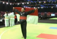 Muhammad Wildan, Atlet Pencak Silat asal Tanggamus, Lampung saat mengibarkan bendera merah putih usai menumbangkan thailand, Minggu 22 Desember 2024.