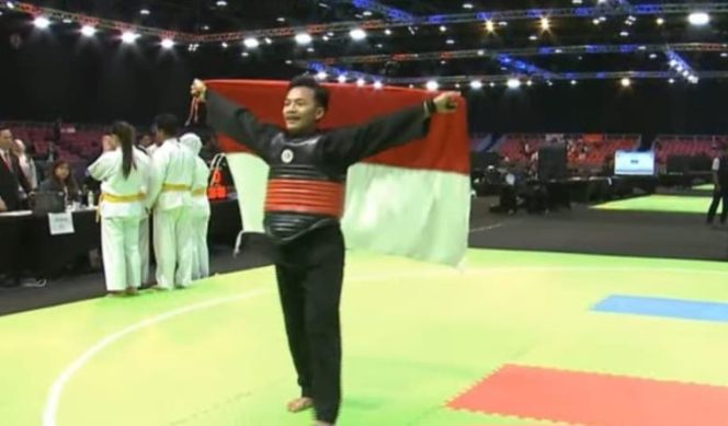Muhammad Wildan, Atlet Pencak Silat asal Tanggamus, Lampung saat mengibarkan bendera merah putih usai menumbangkan thailand, Minggu 22 Desember 2024.