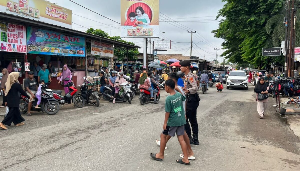 Petugas pengamanan Polda Lampung hadir di Pasar Way Kandis, Minggu 22 Desember 2024 | Dok. Humas Polda Lampung.
