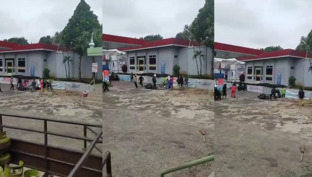 Kolase foto terduga pelaku saat diamuk massa setelah berusaha menjambret kalung dan merampas uang di SPBU Negeri Sakti, Gedongtataan, Pesawaran, Lampung, Senin 23 Desember 2024 | Facebook.