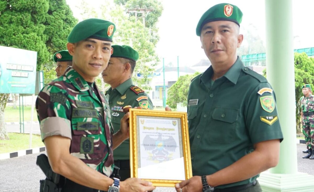 Pemberian Cindremata kepada personil yang meninggalkan Kodim 0422 Lampung Barat, Senin 23 Desember 2024.