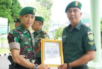 Pemberian Cindremata kepada personil yang meninggalkan Kodim 0422 Lampung Barat, Senin 23 Desember 2024.