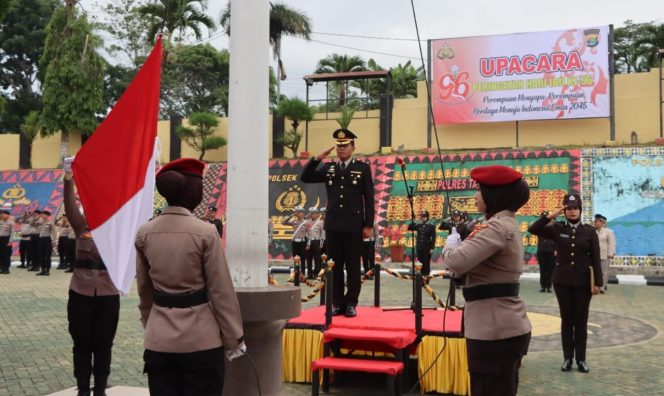 
 Wakapolres Tanggamus saat memimpin upacara peringatan hari ibu ke 96  tahun 2024 di Mapolres setempat, Senin 23 Desember 2024 | Dok. Humas Polres Tanggamus.