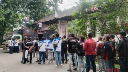 Demo Buruh Purwakarta, Jawa Barat.