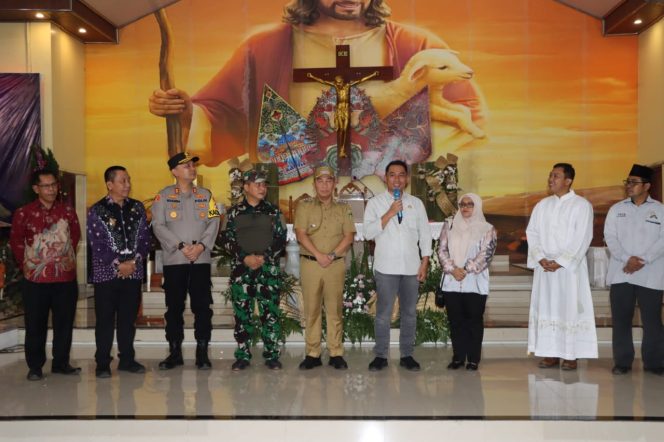 
 Ketua DPRD Tanggamus Agung Setyo Utomo mewakili Forkopimda saat mengucapkan Selamat Natal di Gereja Santo Pius Gisting, Selasa 24 Desember 2024, malam.