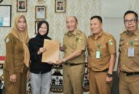 Penyerahan tali asih oleh Pj Bupati Tanggamus Mulyadi Irsan kepada Afina Salsabila di ruang kerja Bupati, Selasa 24 Desember 2024 | Edi Hidayat/Media Prioritastv.com.