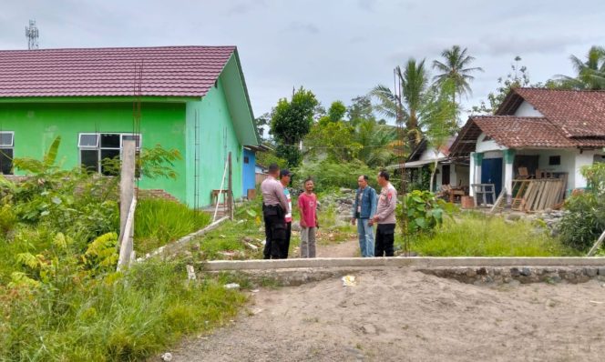 
 Kapolsek Semaka, Iptu Sutarto bersama personilnya saat melakukan pemeriksaan lokasi penutupan jalan warga di RT 09 Pekon Sudimoro, Selasa 24 Desember 2024 | Dok. Humas Polres Tanggamus.