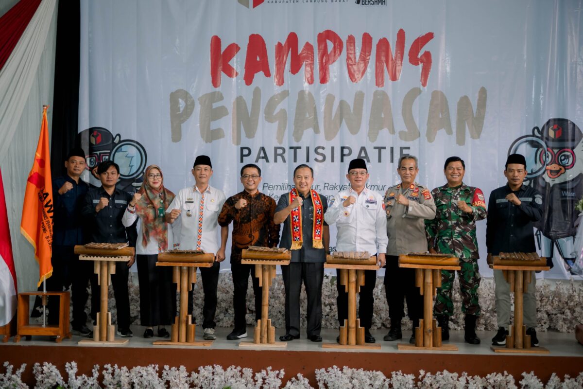 Foto Bersama Pimpinan Bawaslu Kabupaten Lampung Barat, Kasek Bawaslu Provinsi Lampung, dan Tamu Undangan