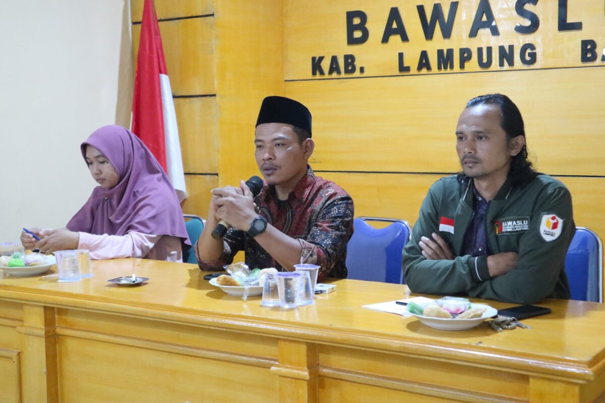 Kordinator Divisi Hukum, Pencegahan, Parmas dan Humas Bawaslu Kabupaten Lampung Barat Tamam Mulhadi (tengah) saat menyampaikan arahan.