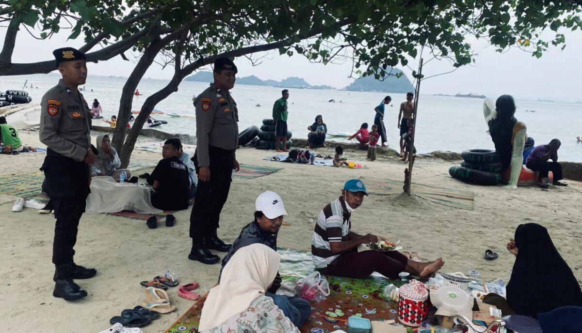 Imbauan Personil Polda Lampung kepada pengunjung wisata pantai, Rabu 25 Desember 2024 | Dok. Humas Polda Lampung.
