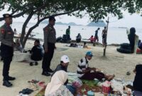 Imbauan Personil Polda Lampung kepada pengunjung wisata pantai, Rabu 25 Desember 2024 | Dok. Humas Polda Lampung.
