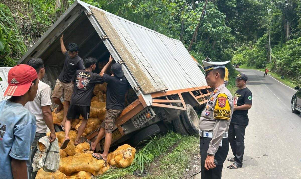 Awak truk saat evakuasi barang-barang dalam kendaraan, Rabu 25 Desember 2024.