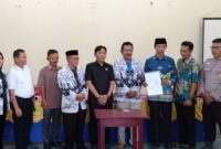 Penyerahan hibah tanah oleh pihak Yayasan PGRI kepada Kepala Pekon Sudimoro, Semaka, Suratmin di Balai Pekon setempat, Kamis 26 Desember 2024 | Dok. Polres Tanggamus.