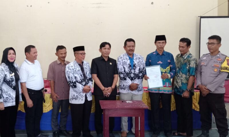 Penyerahan hibah tanah oleh pihak Yayasan PGRI kepada Kepala Pekon Sudimoro, Semaka, Suratmin di Balai Pekon setempat, Kamis 26 Desember 2024 | Dok. Polres Tanggamus.