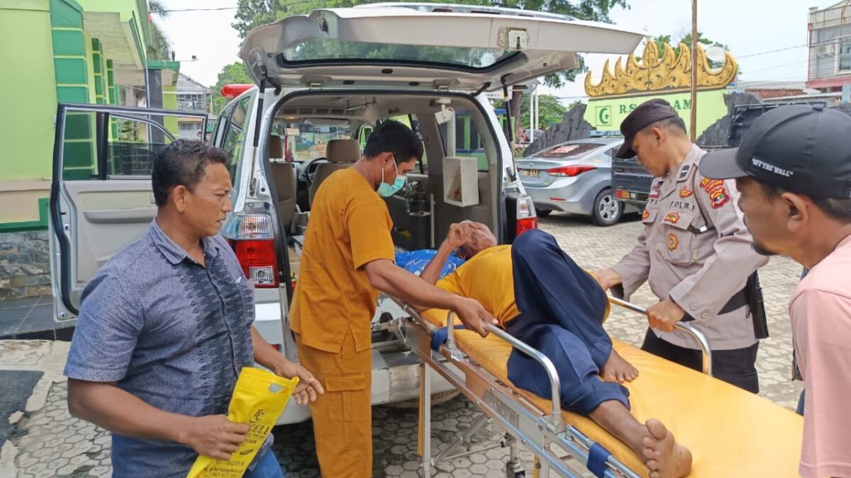 Petugas Pos Pelayanan Nataru 2024 saat mengevakuasi warga sakit yang mobilnya alami pecah ban, Kamis 26 Desember 2024 | Dok. Polres Lampung Timur.