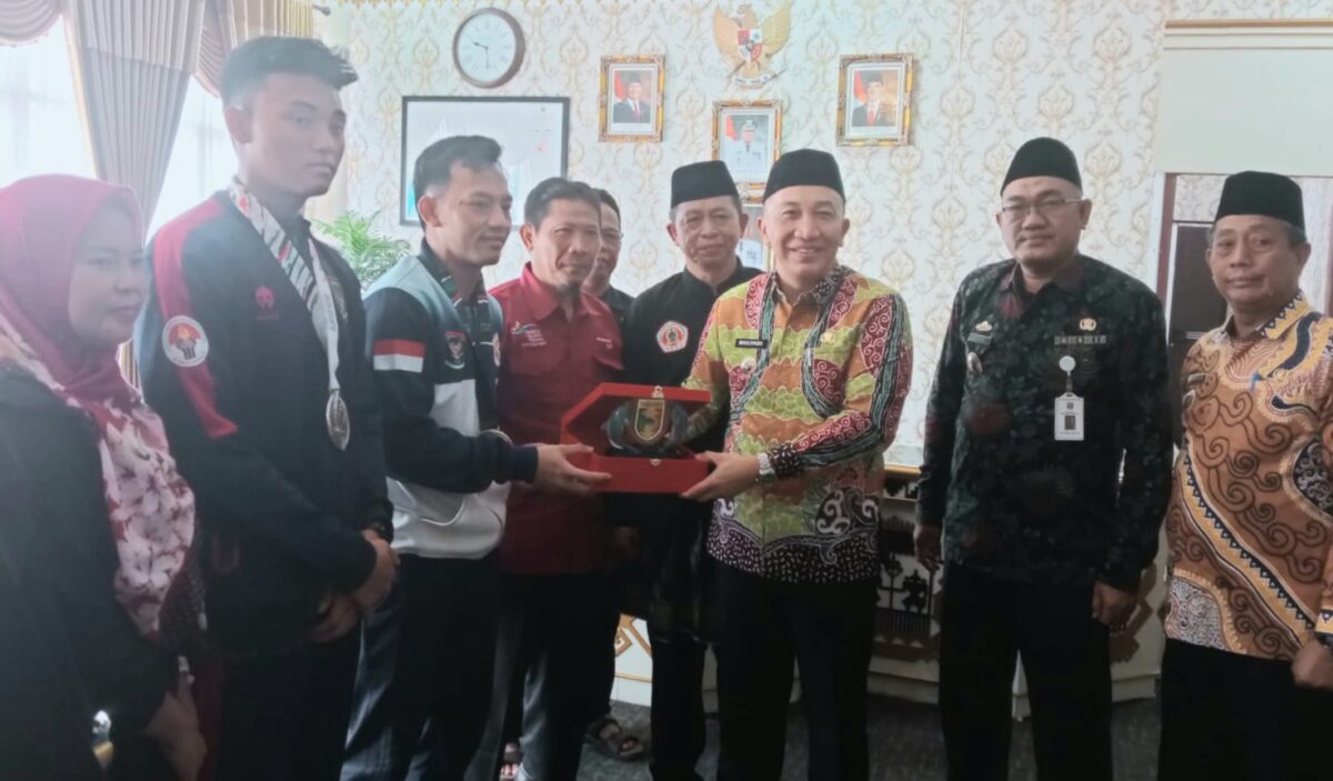 Penyerahan penghargaan oleh Pj Bupati Tanggamus Mulyadi Irsan kepada Atlit Pencak Silat di ruang kerja Bupati, Jumat 27 Desember 2024 | Herdi/Media Prioritastv.com.