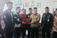 Penyerahan penghargaan oleh Pj Bupati Tanggamus Mulyadi Irsan kepada Atlit Pencak Silat di ruang kerja Bupati, Jumat 27 Desember 2024 | Herdi/Media Prioritastv.com.