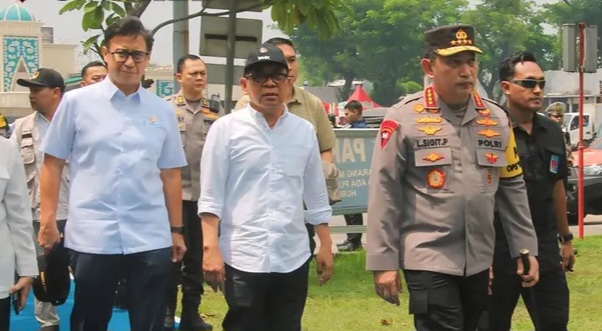 Kapolri saat mengunjungi Pos Terpadu Rest Area KM 57 Tol Jakarta-Cikampek, Kabupaten Karawang, Jawa Barat, Jumat (27/12/2024).