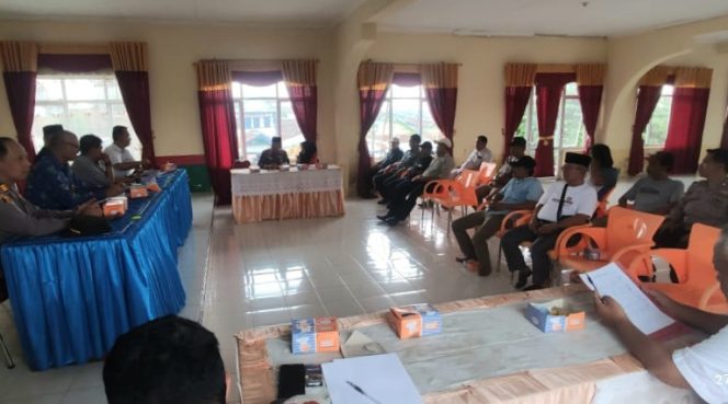 Rapat Pembahasan Tanah TPS di Dusun Kampung Duren Pekon Sukarame yang digelar di Aula Kecamatan Talang Padang, Tanggamus, Jumat 27 Desember 2024.
