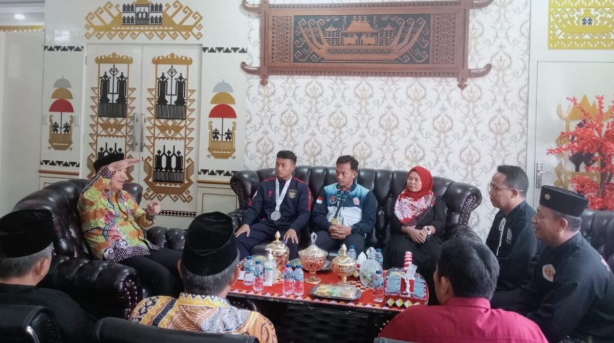 Pj Bupati Tanggamus Mulyadi Irsan saat silaturahmi bersama altet pencak silat juara dunia, Ketua PSHT Tanggamus, IPSI dan keluarga atlet di ruang kerjanya, Jumat 27 Desember 2024 | Herdi/Media Prioritastv.com.