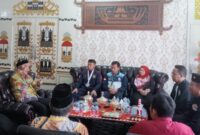 Pj Bupati Tanggamus Mulyadi Irsan saat silaturahmi bersama altet pencak silat juara dunia, Ketua PSHT Tanggamus, IPSI dan keluarga atlet di ruang kerjanya, Jumat 27 Desember 2024 | Herdi/Media Prioritastv.com.
