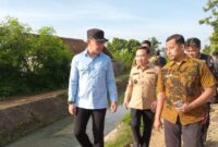 Wamendagri Bima Arya saat meninjau saluran irigasi di Dusun Rejosari, Pekon Lugusari, Kecamatan Pagelaran, Pringsewu, Sabtu 28 Desember 2024.