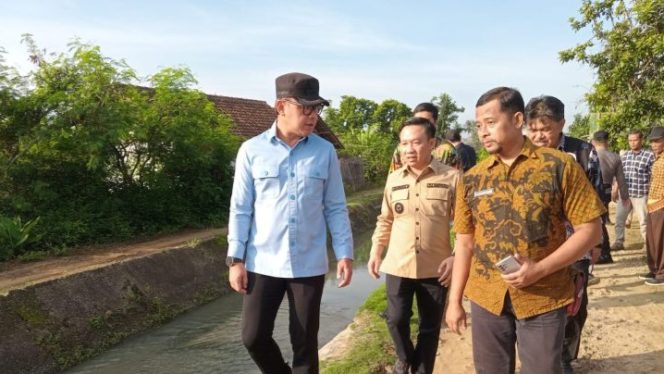 
 Wamendagri Bima Arya saat meninjau saluran irigasi di Dusun Rejosari, Pekon Lugusari, Kecamatan Pagelaran, Pringsewu, Sabtu 28 Desember 2024.