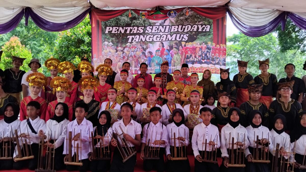 Foto bersama peserta kesenian di Lokasi Wisata Way Lalaan, Kota Agung Timur, Tanggamus, Sabtu 28 Desember 2024 | Herdi/Media Prioritastv.com.