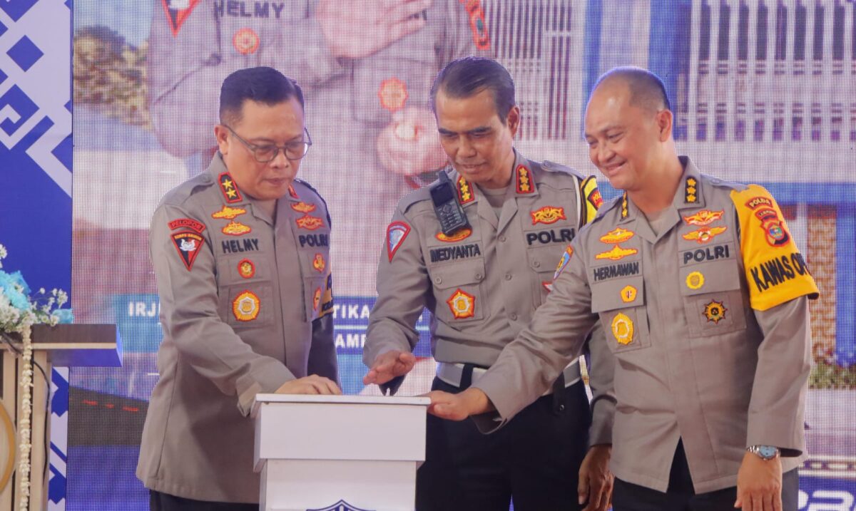 Kapolda Lampung, Irjen Pol Helmy Santika saat Meresmikan Gedung Pelayanan BPKB Direktorat Lalu Lintas (Ditlantas) Polda Lampung di Kota Bandar Lampung, Sabtu (28/12/2024).