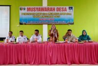 Kepala Pekon Tekad Tuti Arifin saat Menggelar Musyawarah Desa di Balai Pekon Tekad. Foto : Asrul Ariski | Media Prioritastv.com. 