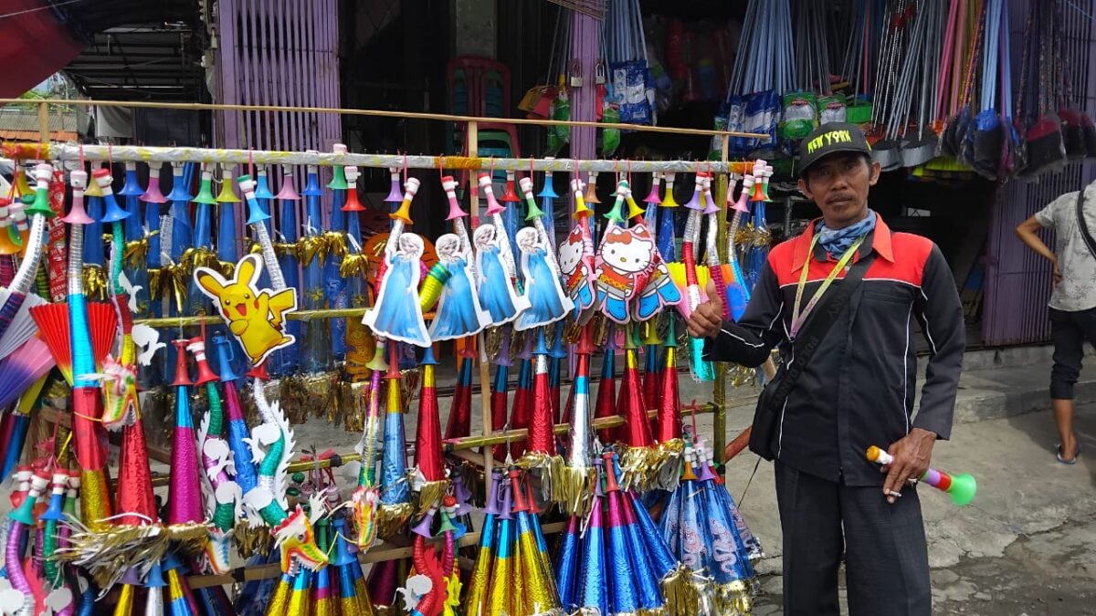 Muslihudin, Pedagang Terompet Tahun Baru di Jalan Merdeka, Kota Agung, Tanggamus, Senin 30 Desember 2024 | Herdi/Media Prioritastv.com.