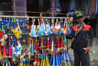 Muslihudin, Pedagang Terompet Tahun Baru di Jalan Merdeka, Kota Agung, Tanggamus, Senin 30 Desember 2024 | Herdi/Media Prioritastv.com.