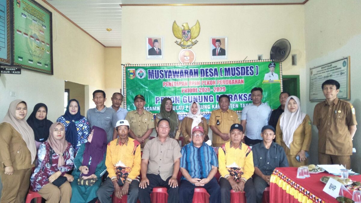 Kepala Pekon Gunung Meraksa Usran Foto Bersama Perangkat Pekon Usai Melaksanakan Musdes. Foto : Mustar Arifin | Media Prioritastv.com.