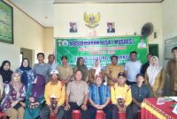 Kepala Pekon Gunung Meraksa Usran Foto Bersama Perangkat Pekon Usai Melaksanakan Musdes. Foto : Mustar Arifin | Media Prioritastv.com. 