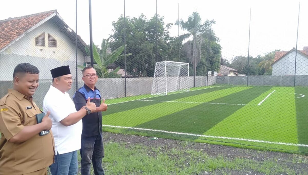 Kepala Desa Cikopo, H. Maya Firmasyah saat monitoring lapangan mini soccer bertaraf internasional, Senin 30 Desember 2024.