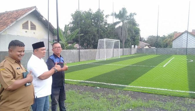 
 Kepala Desa Cikopo, H. Maya Firmasyah saat monitoring lapangan mini soccer bertaraf internasional, Senin 30 Desember 2024.