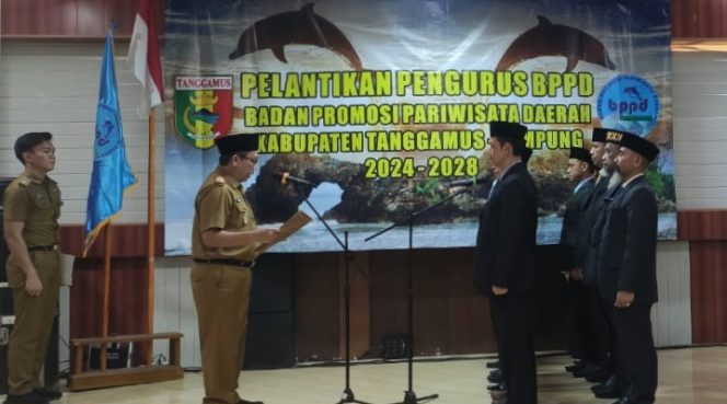 
 Sekretaris Daerah Kabupaten (Sekdakab) Tanggamus, Suaidi saat melantik BPPD Tanggamus di Hotel 21 Gisting, Senin 30 Desember 2024 | Herdi/Media Prioritastv.com.