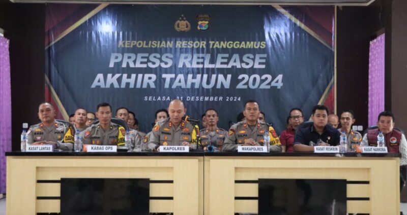 Kapolres Tanggamus AKBP Rivanda didampingi para pejabat utama dan Kapolsek jajaran saat menggelar konferensi pers di Aula Paramasatwika, Selasa 31 Desember 2024 | Herdi/Edi Hidayat/Media Prioritastv.com.