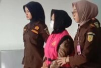 Kadis PPKB Mesuji Lampung saat digiring jaksa menuju mobil tahanan, Kamis 19 Desember 2024 | Dok. Kejari Mesuji.