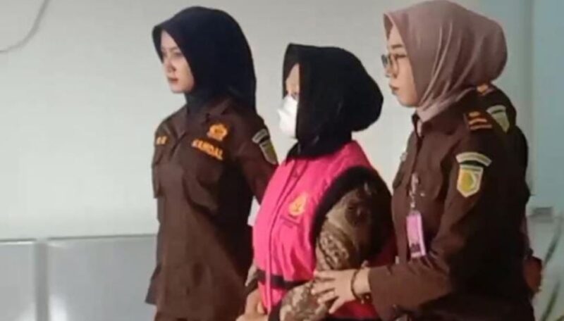 Kadis PPKB Mesuji Lampung saat digiring jaksa menuju mobil tahanan, Kamis 19 Desember 2024 | Dok. Kejari Mesuji.