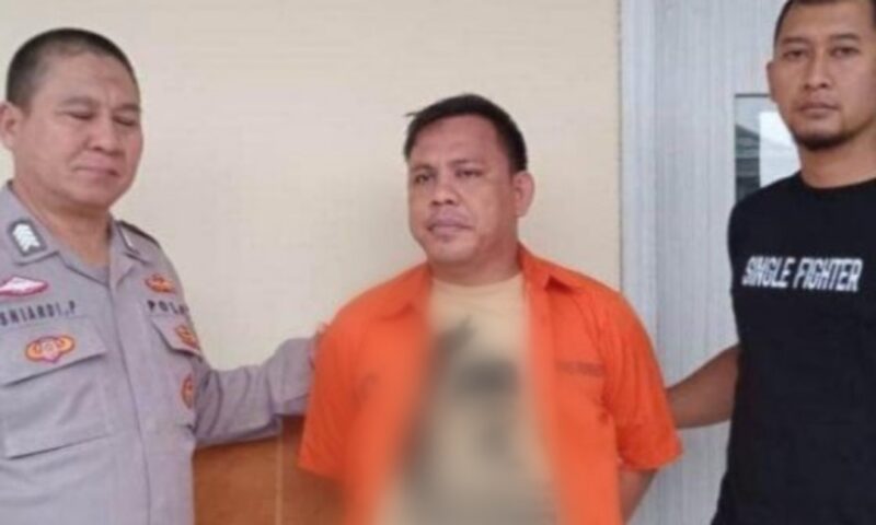 Tersangka RF sebelum dijebloskan ke Sel Tahanana Polsek Pringsewu Kota, Selasa 24 Desember 2024 | Dok. Humas Polres Pringsewu.