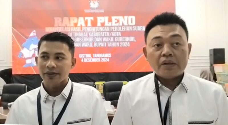 Komisioner KPU Tanggamus Zaimana saat memberikan keterangan mendampingi Ketua KPU Ahmad Bahri, Rabu 4 Desember 2024  di Hotel Royal Gisting, Rabu 4 November 2024 | Herdi/Media Prioritastv.com.
