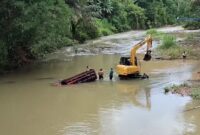 Evakuasi Dump Truk di Sungai Sangarus Air Naningan, Tanggamus, Selasa 10 Desember 2024 | Dok. Istimewa.
